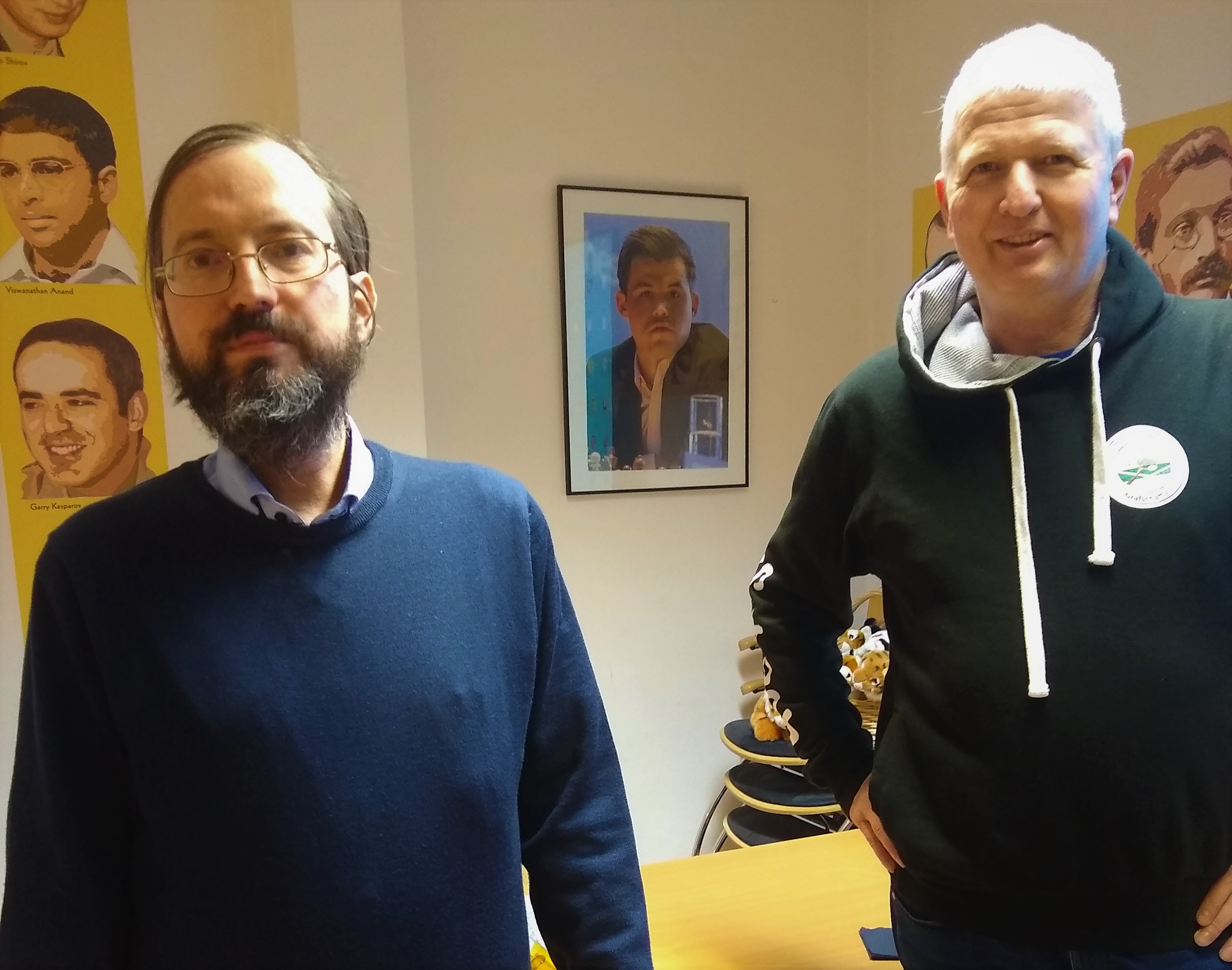 Thorsten Kammer hier mit Endspielpapst und Großmeister Karsten Müller im Trainingscenter der Chess-Tigers.