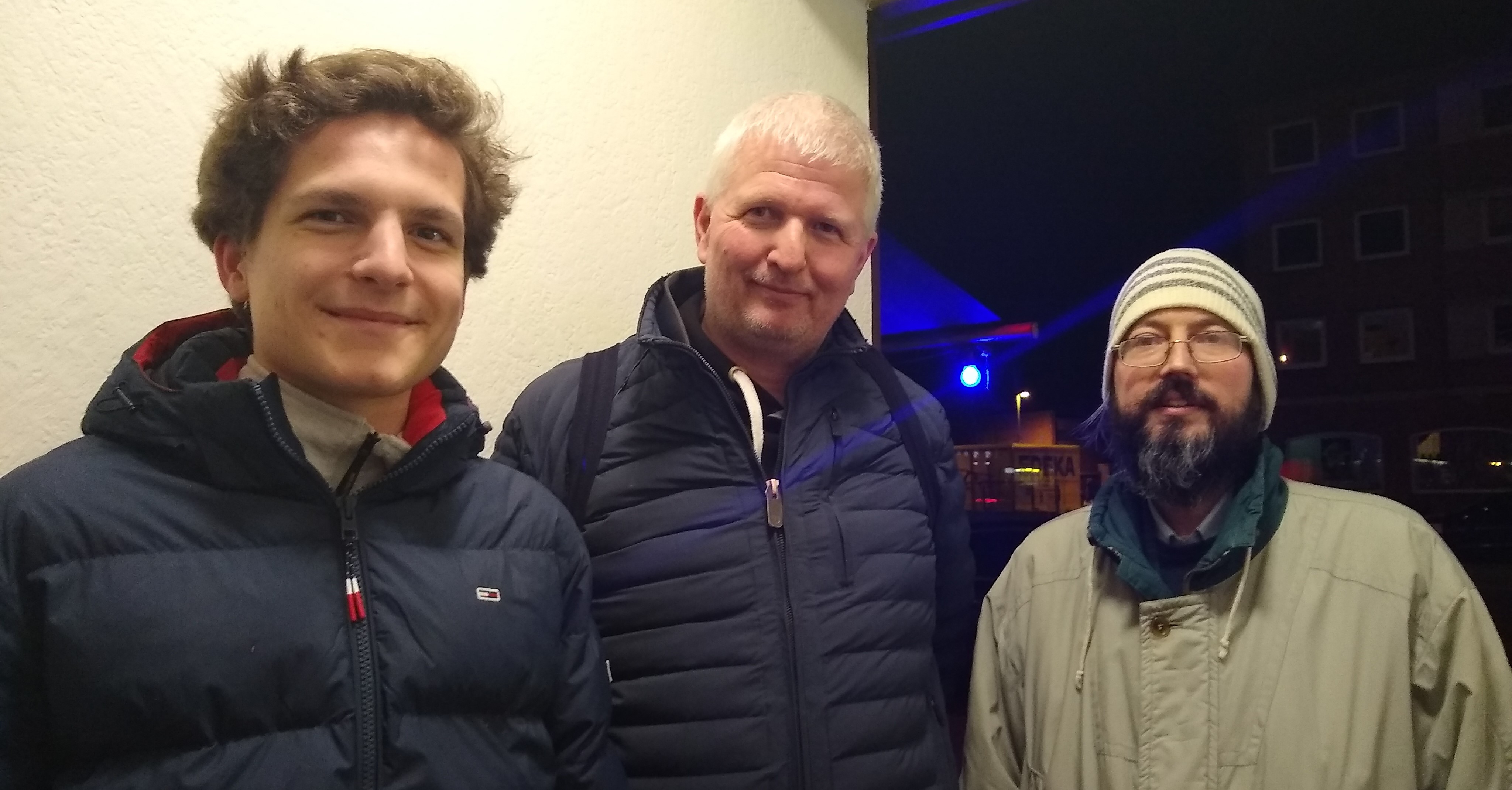 Thorsten Kammer, eingerahmt von den Hamburgern GM Luis Engel, der schon viele on-line Events mit dem TCG bestritten hat und GM Karsten Müller.